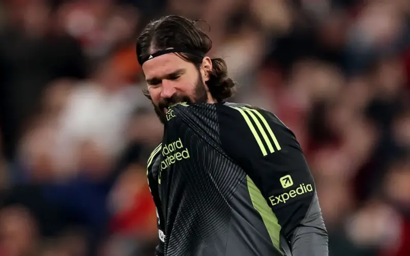 “لم أتعرض لإصابة جديدة!” – حارس مرمى ليفربول أليسون يصرح وسط مزاعم بأنه قد يغيب عن كأس العالم مع البرازيل.